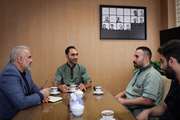 مدیر بیمارستان فارابی پای صحبت‌های کارکنان خدمات نشست